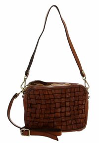 Borsa a tracolla in pelle marrone con texture intrecciata, chiusura con zip e tracolla regolabile. Presenta hardware in tono oro e dettagli con motivo a quadrati.