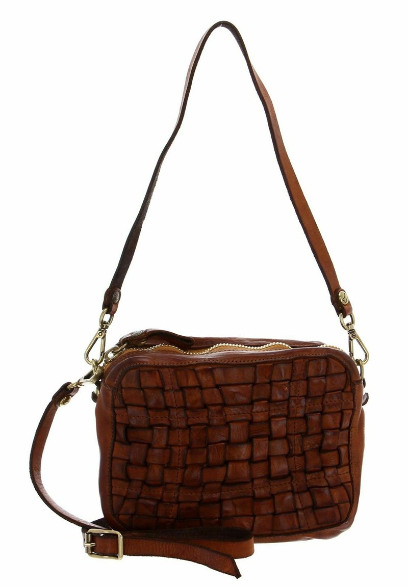 Borsa a tracolla in pelle marrone con texture intrecciata, chiusura con zip e tracolla regolabile. Presenta hardware in tono oro e dettagli con motivo a quadrati.