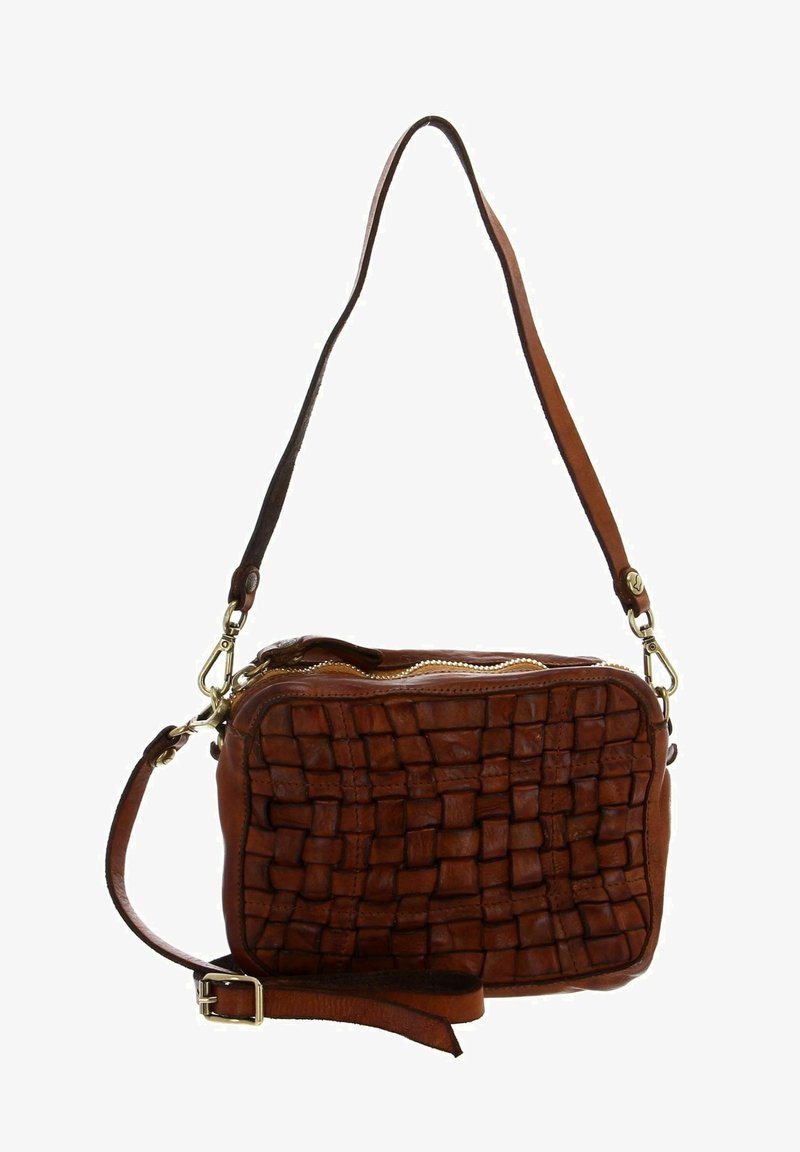 Borsa a tracolla in pelle marrone con texture intrecciata, chiusura con zip e tracolla regolabile. Presenta hardware in tono oro e dettagli con motivo a quadrati.