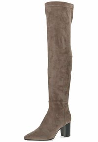 Botas de ante por encima de la rodilla en color topo con punta afilada y un tacón grueso negro. Presentan una textura suave y detalles de costura m�ínimos.