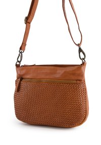 Brun læder crossbody taske med vævet tekstur, frontlomme med lynlås, justerbar rem og hardware-detaljer i bronze-tone.