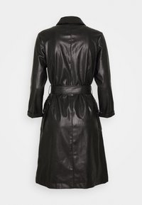 Czarny skórzany płaszcz trencz z paskiem w talii, długimi rękawami i kołnierzem. Teksturowana tkanina o gładkim, błyszczącym wykończeniu. Z bocznymi kieszeniami.