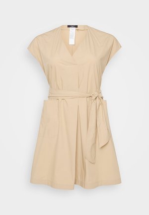 Robe beige à manches courtes, décolleté en V, avec une ceinture nouée à la taille et deux poches latérales. Fabriquée en tissu lisse avec une coupe décontractée.
