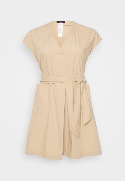 Beige mekko, jossa on lyhyet hihat, V-muotoinen kaula-aukko, solmittava vyö ja kaksi sivutaskua. Valmistettu sileästä kankaasta, rento istuvuus.