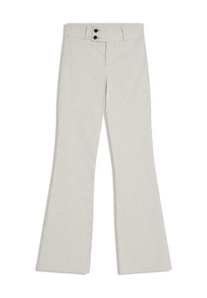 Bež hlače z visokim pasom s tankimi navpičnimi črtami, širokimi hlačnicami, dvema gumboma spredaj in zankami za pas, položene na ravno površino na belem ozadju.