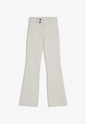 Bež hlače visokog struka s tankim okomitim prugama, širokih nogavica, sa dva prednja gumba i prorezima za remen, položene ravno na bijelu pozadinu.