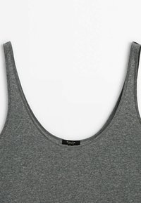 Débardeur gris côtelé avec larges bretelles et encolure dégagée ; comporte une étiquette en bas au centre. Fabriqué en tissu doux et extensible.