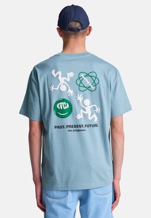 THE JUDGEMENT - T-shirt z nadrukiem