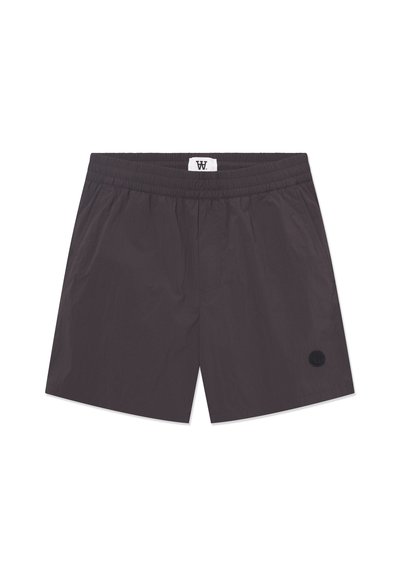 Shorts pour hommes en gris foncé, fabriqués à partir d'un matériau léger. Taille élastique avec un patch logo en bas à gauche. Texture lisse.