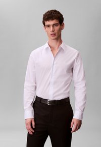 Calvin Klein SOLID CLASSIC SHIRT - Camicia - brilliant white