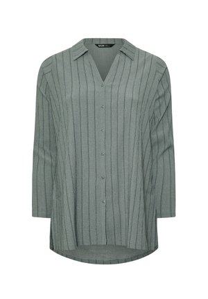 Grün gestreiftes Hemd mit Knopfleiste, V-Ausschnitt, Dreiviertelärmeln und strukturiertem Stoff. Besitzt vertikale Linien und einen abgerundeten Saum.