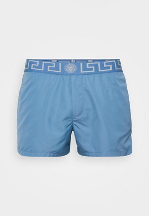 Shorts de bain bleu clair avec une taille élastique, ornés d'un motif géométrique et d'un détail de logo. Tissu lisse et léger.
