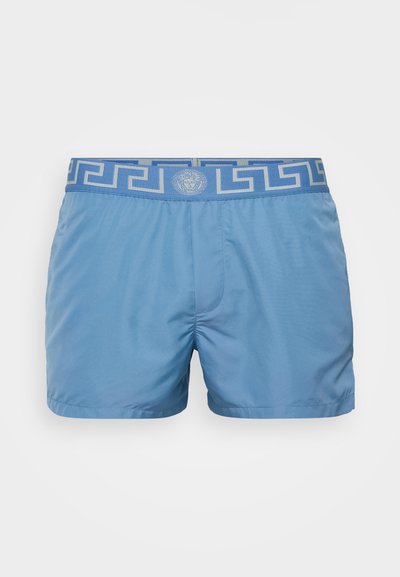 Bañador azul claro con cintura elástica que presenta un patrón geométrico y un detalle de logo. Tejido suave y ligero.