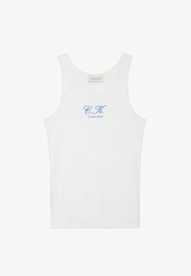 Débardeur blanc sans manches avec logo bleu « C.K Calvin Klein » centré sur la poitrine et petite étiquette en tissu à l'encolure.