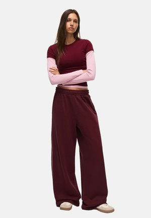 Bershka, PLUSH - JOGGERS - Pantalon de survêtement - bordeaux