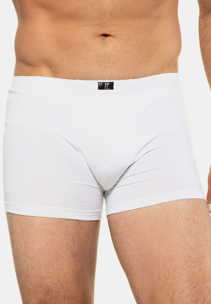 Bílé bavlněné boxerky s těsným střihem, elastickým pasem s logo štítkem a hladkým povrchem. Bez viditelných vzorů či akcentů.