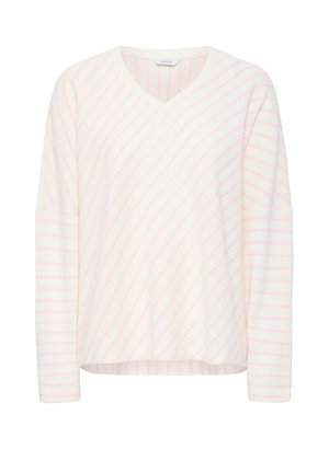 Biały sweter w serek z różowymi ukośnymi paskami, długie rękawy i luźny krój. Teksturowany materiał z prążkowanymi akcentami przy mankietach i u dołu.