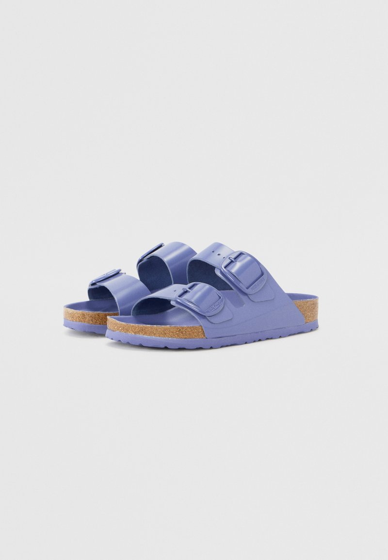 Lila Sandalen aus Gummi mit zwei verstellbaren Riemen, Korkfußbett und strukturiertem Sohlenprofil für besseren Halt.