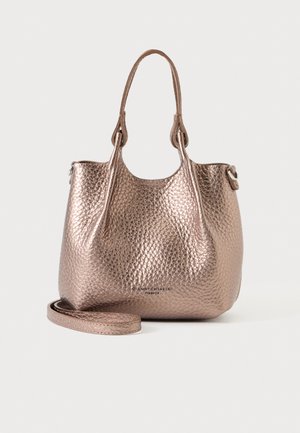 Borsa a mano color oro rosa con texture metallica, due manici e tracolla rimovibile, in piedi su sfondo chiaro.