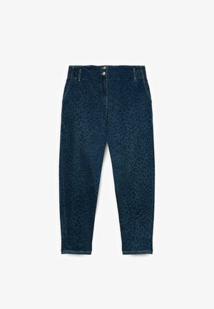 Jeans in denim di colore blu scuro con una stampa leopardata. Presentano una chiusura con due bottoni, tasche standard e un design a gamba dritta.