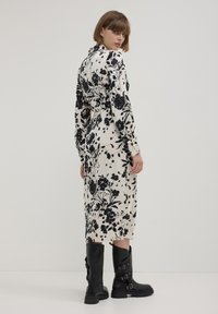 Calliope CROISÉE EN FANTAISIE - Abito a camicia - une variante