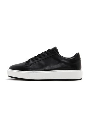 Trainers - black