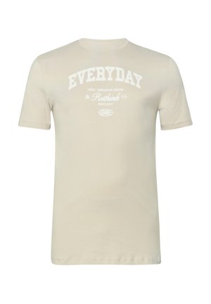 Beiges kurzärmeliges T-Shirt mit weißem Text mit den Worten „EVERYDAY“, „Feel Observe Grow“, „Rethink“ und „Reflect“ und einer kleinen Globusgrafik darunter.