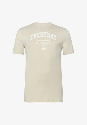 Beiges kurzärmeliges T-Shirt mit weißem Text mit den Worten „EVERYDAY“, „Feel Observe Grow“, „Rethink“ und „Reflect“ und einer kleinen Globusgrafik darunter.