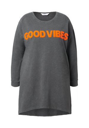 Abito felpa over-size grigio scuro con testo arancione "GOOD VIBES". Presenta un collettore rotondo e maniche lunghe, realizzato in un tessuto morbido.