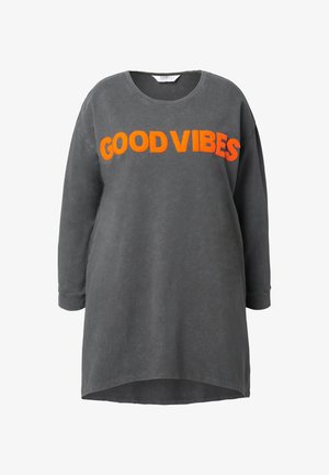 Donkergrijze oversized sweatshirt jurk met oranje tekst "GOOD VIBES". Heeft een ronde halslijn en lange mouwen, gemaakt van zachte stof.