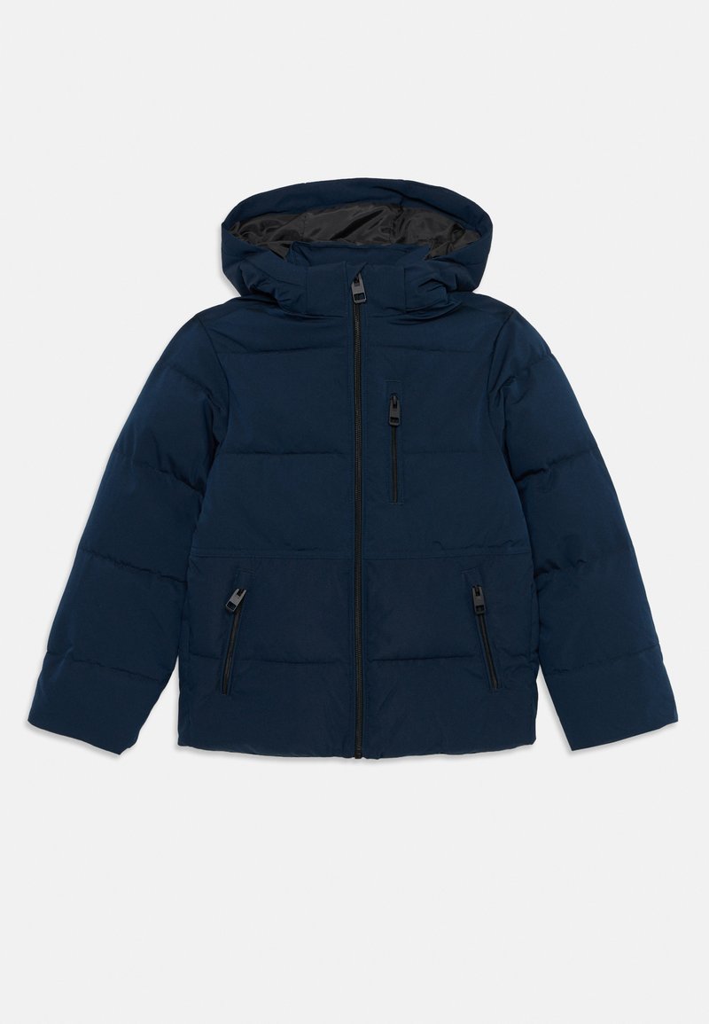 Marinblå vadderad jacka med huva, framzipper, två sidofickor med zipp samt en bröstficka med zip, liggande platt på en vit bakgrund.