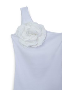 Top smanicato bianco a costine con una sola spallina larga e un grande fiore bianco testurizzato come accentuazione sulla spalla sinistra.