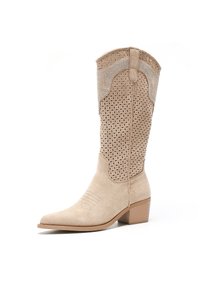 Bota de cowboy de ante beige hasta la rodilla con detalles recortados, punta afilada y tacón apilado. Presenta costuras decorativas y acentos.