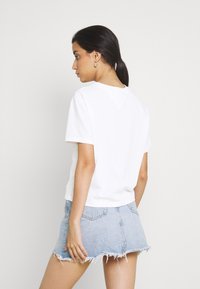 Tommy Jeans TOMMY CENTER BADGE TEE - Basic T-shirt - white