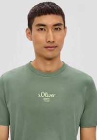 s.Oliver  MIT LOGO ciemnozielony