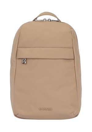 Beiger rechteckiger Rucksack mit oberem Griff, vorderer Reißverschlusstasche, die mit einem silbernen „B“-Anhänger verziert ist, und dem „BOGNER“-Logo unten in der Mitte.