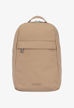 Mochila rectangular beige con asa superior, bolsillo frontal con cremallera adornado con un colgante plateado en forma de "B" y el logo "BOGNER" en el centro de la parte inferior.