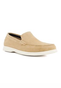 Beige suède instapper met een ronde neus, tan stiksels en een witte rubberen zool. Gladde textuur met een naadloos ontwerp.