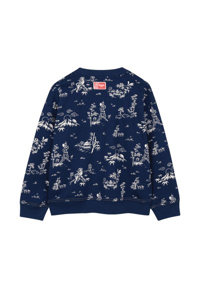 Sweat-shirt bleu marine avec un motif paysager blanc complexe, comprenant des montagnes, des animaux et des bâtiments. Contient une étiquette rouge à l'arrière.