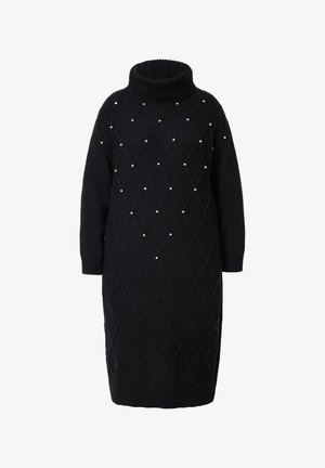 Zwarte gebreide jurk met een hoge geribbelde col, bevat een diamantpatroon en kleine decoratieve parels verspreid over de jurk. Lange mouwen en geribbelde manchetten.