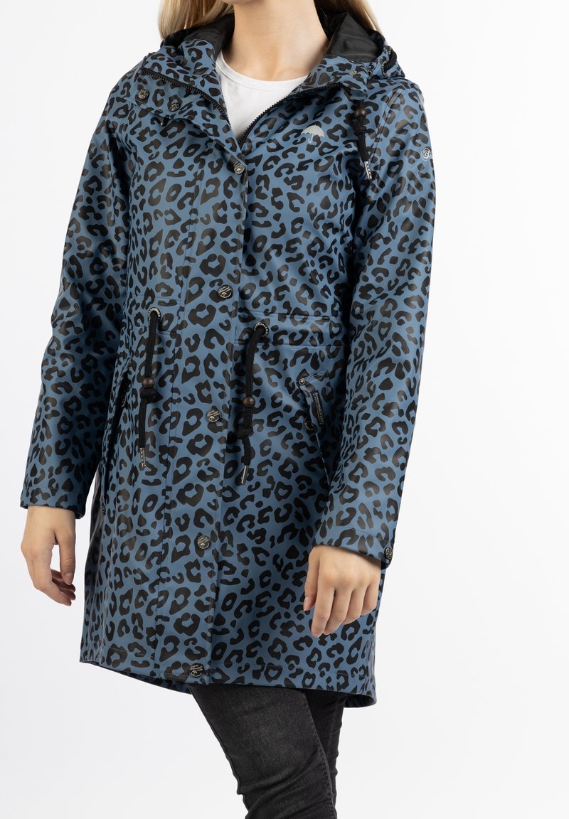 Imperméable à imprimé léopard bleu et noir, avec poches, taille à cordon de serrage et capuche, fabriqué en matière imperméable brillante.