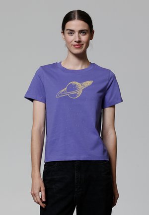 Paarse katoenen T-shirt met een gele afbeelding van Saturnus en verspreide sterren. Korte mouwen en een ronde hals.