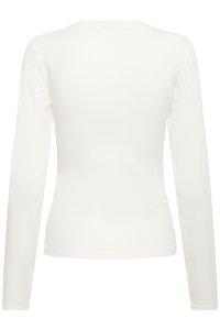 Langermet hvit t-skjorte laget av glatt, lett stoff. Har rund hals og en figurnær silhuett. Ingen synlige mønstre eller pynt.
