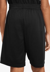 Μαύρο αθλητικό σορτς με υφή από διχτυωτό ύφασμα, ελαστική μέση και άνετη εφαρμογή. Διαθέτει απλό, λιτό σχέδιο.