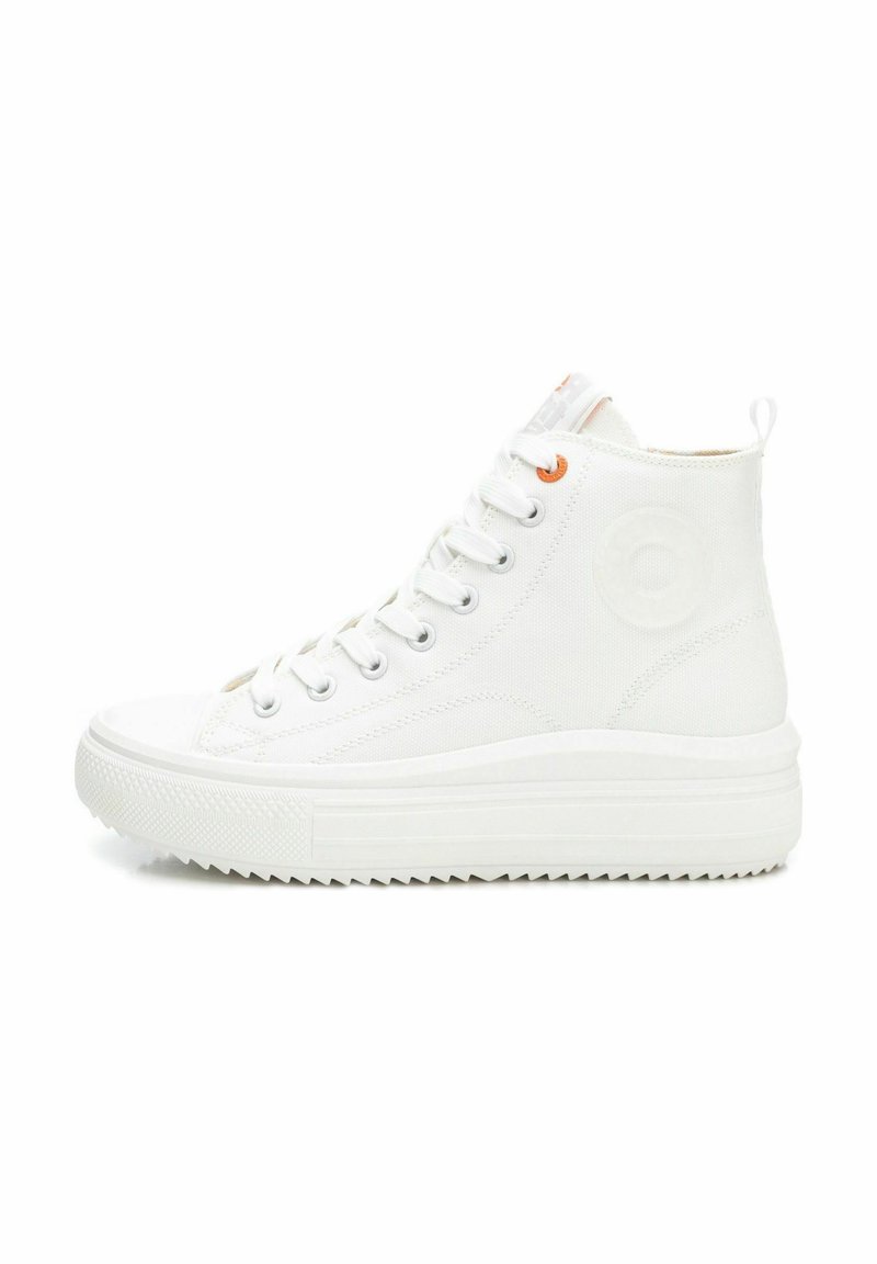 Zapatillas altas blancas de lona, con suela texturizada, detalle de logo circular y acento naranja en los cordones.