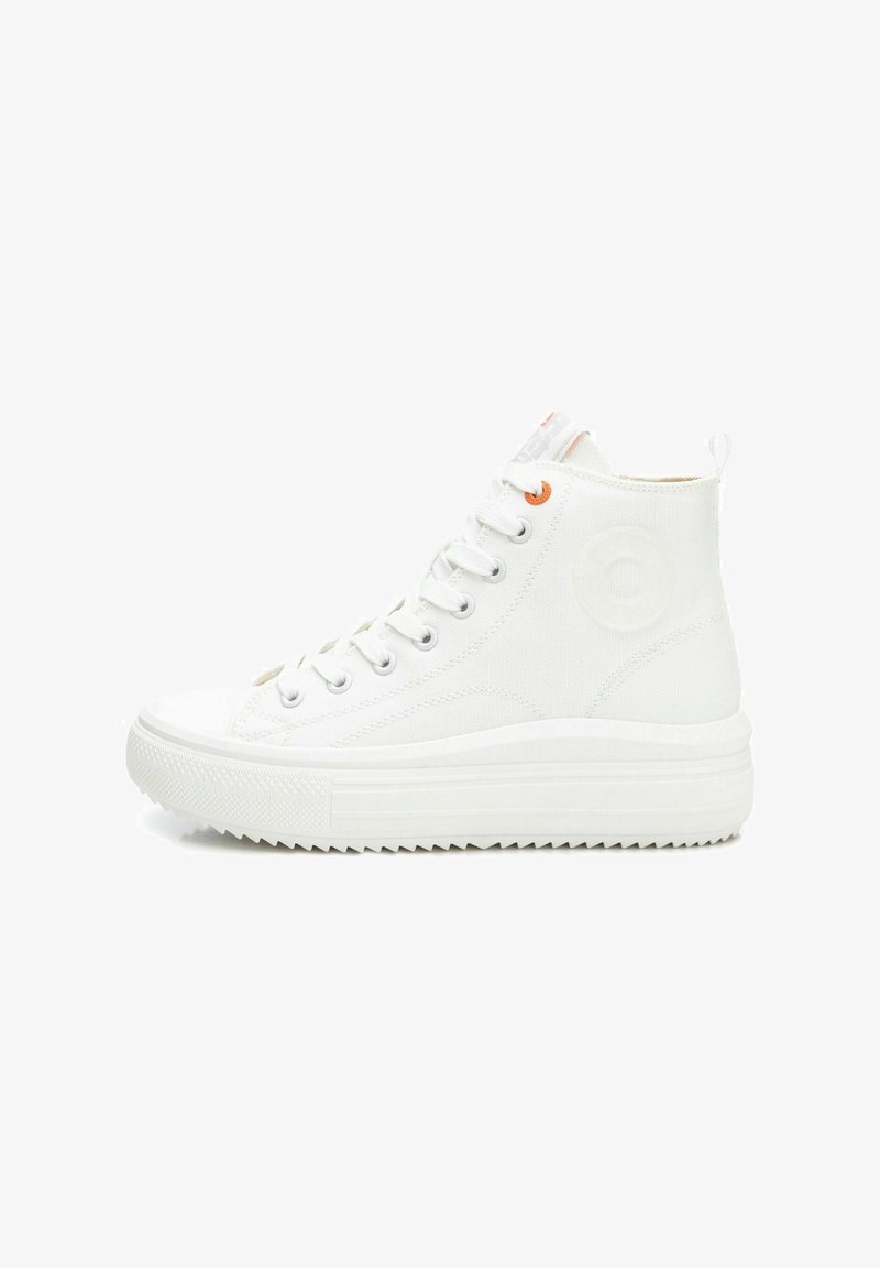 Zapatillas altas blancas de lona, con suela texturizada, detalle de logo circular y acento naranja en los cordones.