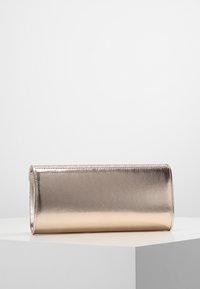 Metallisk roséguldfärgad kuvertväska med en jämn, blank textur och rektangulär form, med rundade kanter och en lockstängning.