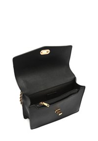 Borsa a tracolla nera in pelle con hardware dorato, forma rettangolare e tasca interna con zip. L'interno è liscio con un design strutturato.