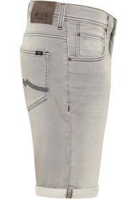 Shorts de mezclilla gris con dobladillo enrollado, cinco bolsillos y costuras en negro contrastante. Parche de cuero en la cinturilla con el logo de la marca visible.