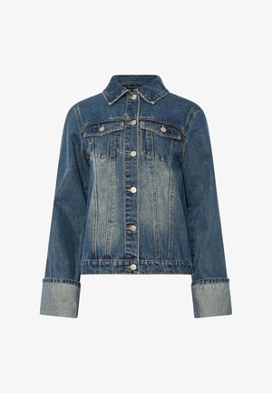 Chaqueta de mezclilla en azul medio, con cierre de botones en la parte delantera, dos bolsillos en el pecho y mangas largas con puños doblados. Detalles de desgaste ligero.